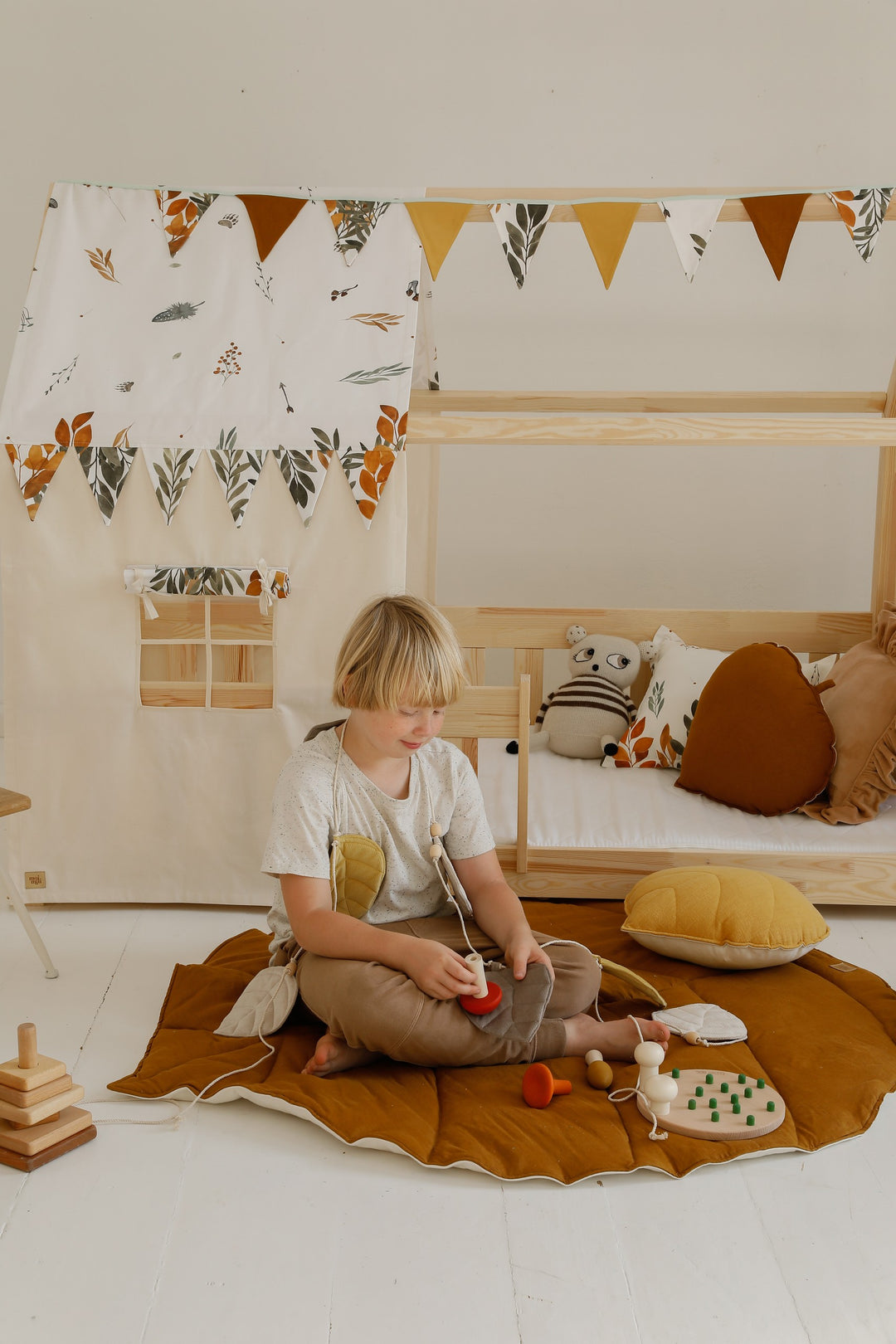 Organic Cotton and Linen Leaf Playmat - Caramel
